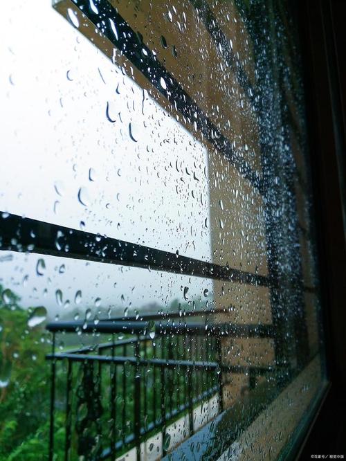 床外烟雨蒙蒙(外面烟雨蒙蒙)