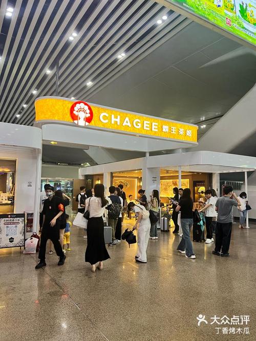 广州南站内有多个商业区，其中可能包含售卖外国香烟的商店。以下是一些可能的购买途径