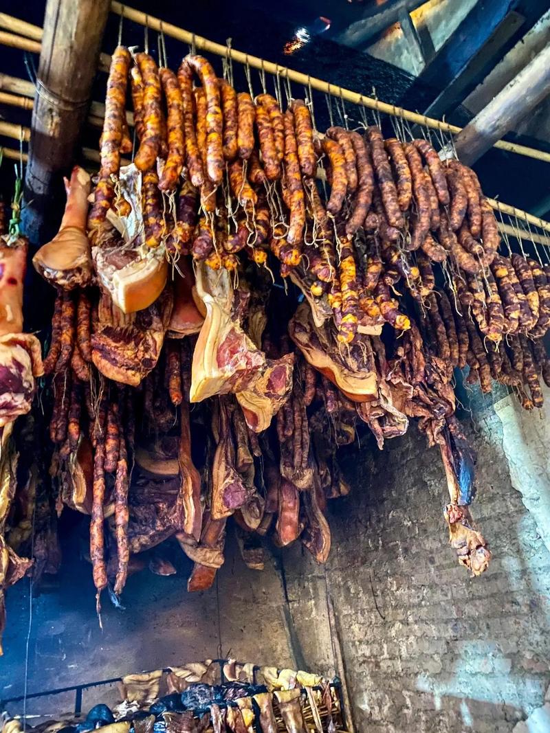 在室外烟熏腊肉视频真实(烟熏腊肉教程)